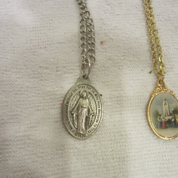 VTG RELIGIOUS PENDANTS W/CHAINS, PRICE IS EACH - Picture 3 of 10